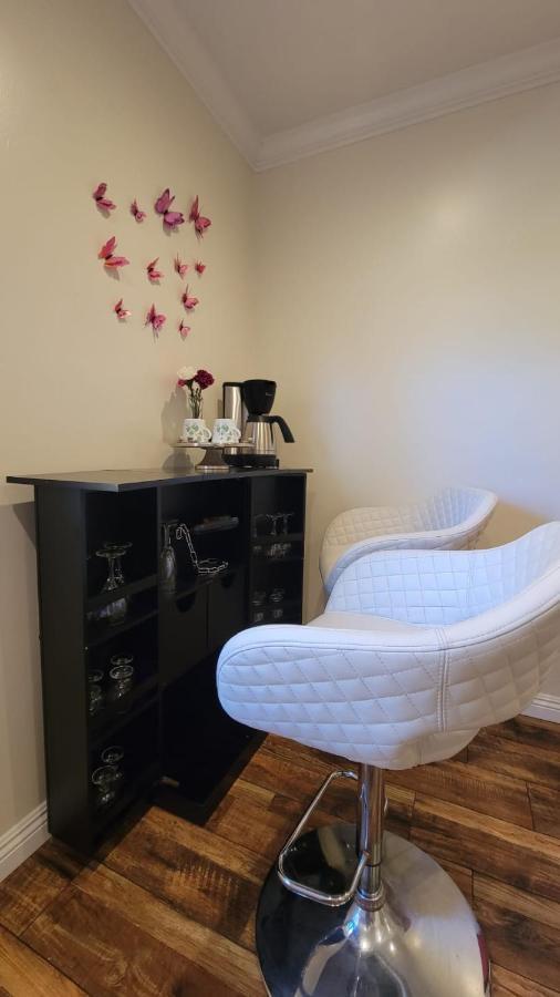 Apartment Adorable Modern With Full Kitchen *